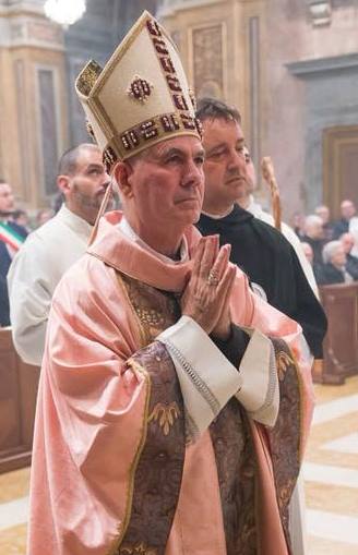 Bispo auxiliar de Áquila, Itália, visita o Seminário