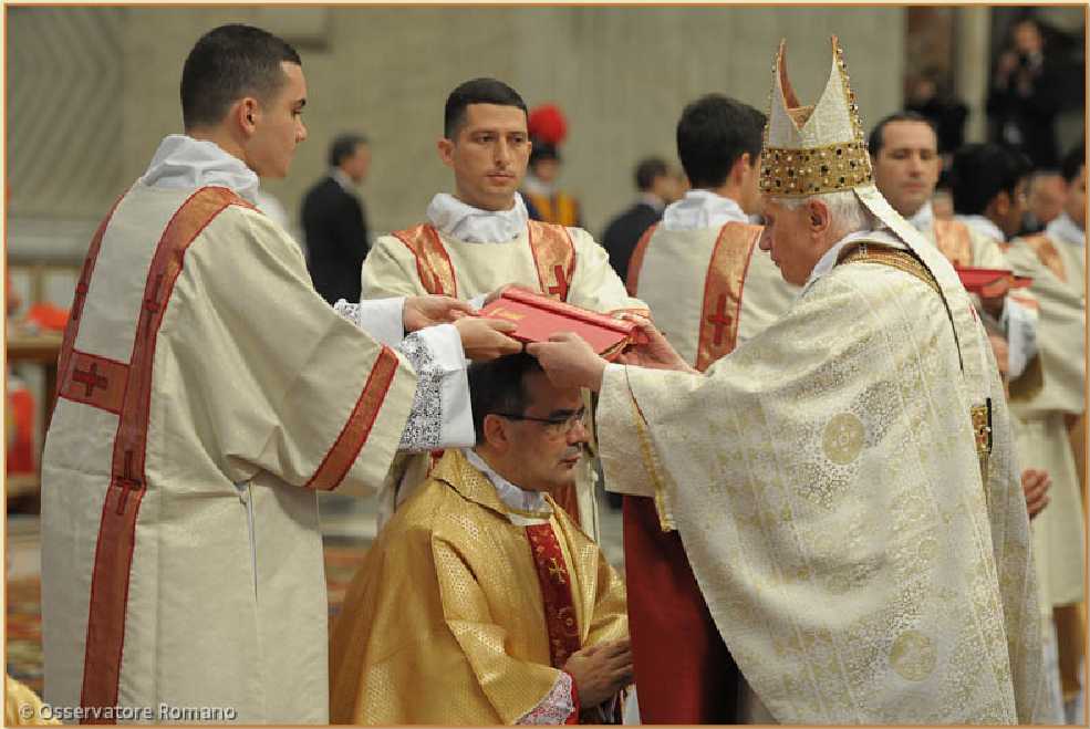 Diácono Arauto junto ao Papa