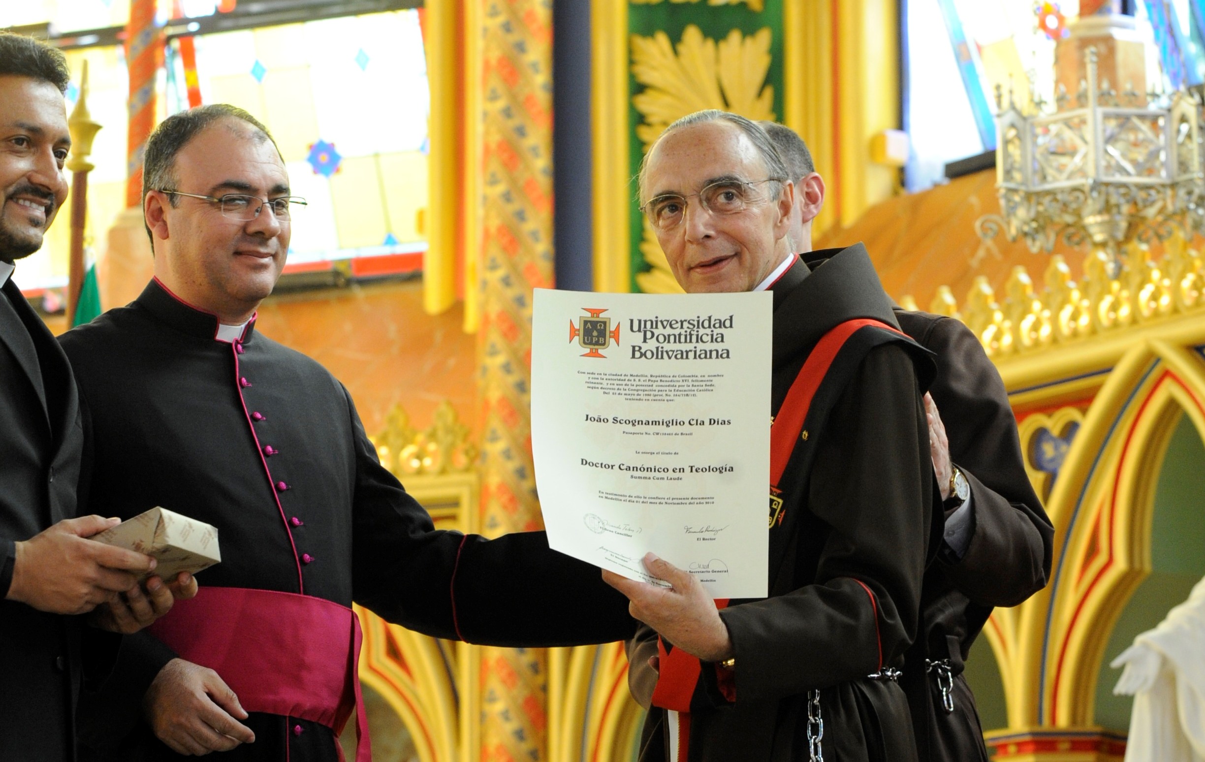Mons. João Scognamiglio Clá Dias recebe um título acadêmico