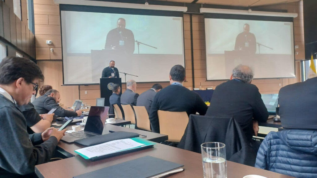Faculdades de Direito Canônico e de Teologia participam de seminário internacional na Colômbia